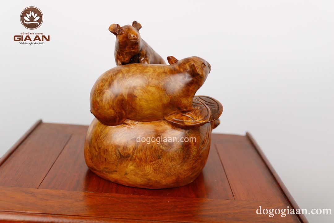 tượng gia đình chuột ngồi bao tiền gỗ nu hương