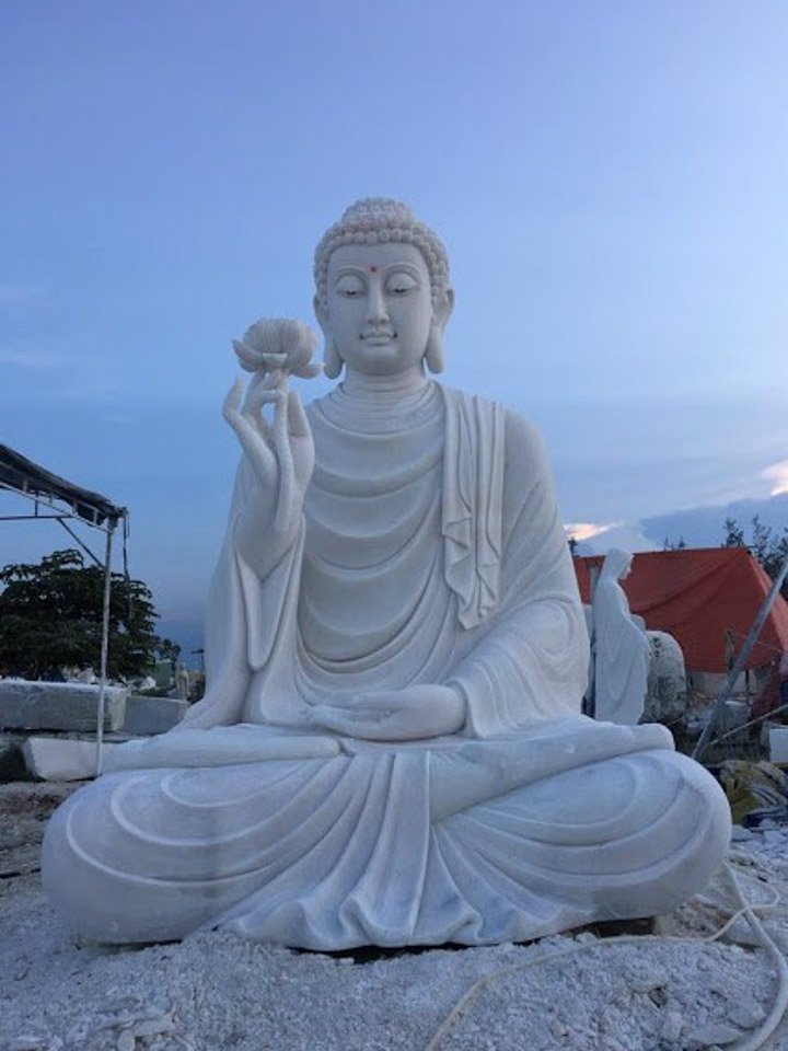 Ảnh tượng Phật Thích Ca ngồi trên bãi cỏ